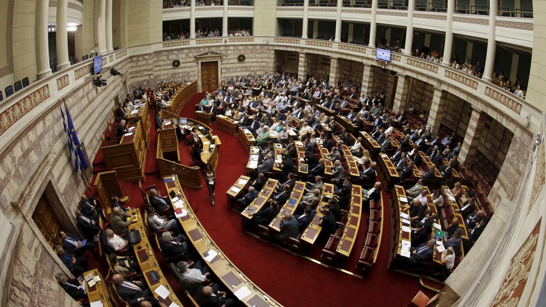 Les élus grecs avalisent un plan de sauvetage que les créanciers jugent positif