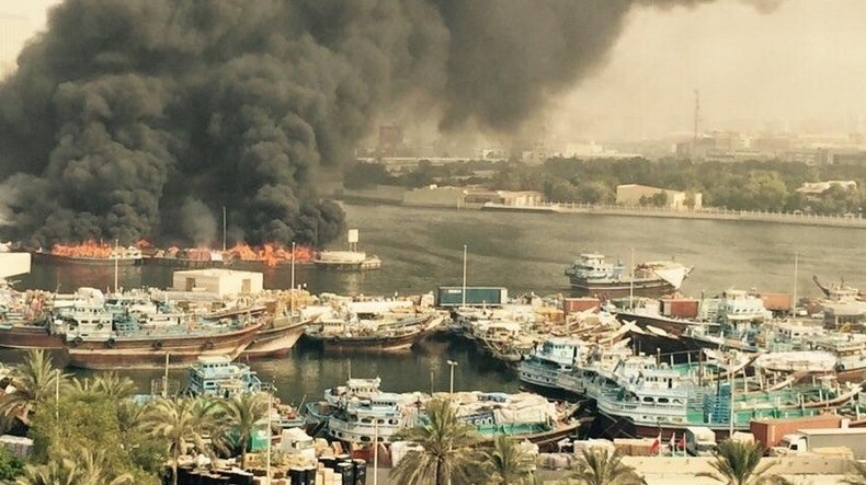 Un incendie immense à Khor Dubaï, plusieurs navires en flammes (VIDEO)