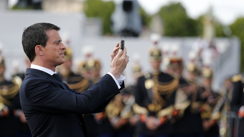 Manuel Valls, accro à son smartphone, snobe une partie du défilé