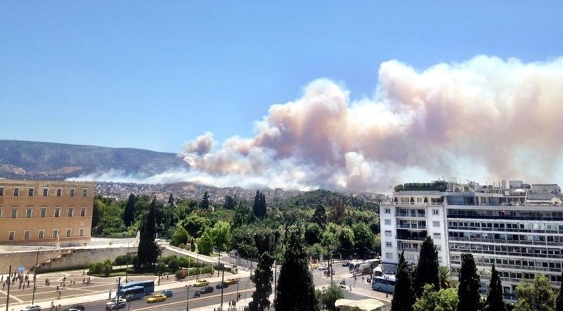 La Grèce en flammes : deux immenses incendies menacent la population