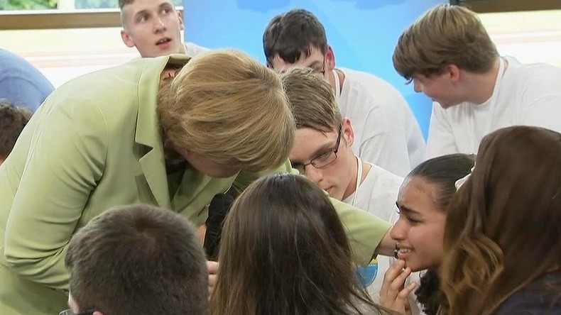 Une jeune réfugiée en pleurs devant Angela Merkel a été autorisée à rester en Allemagne