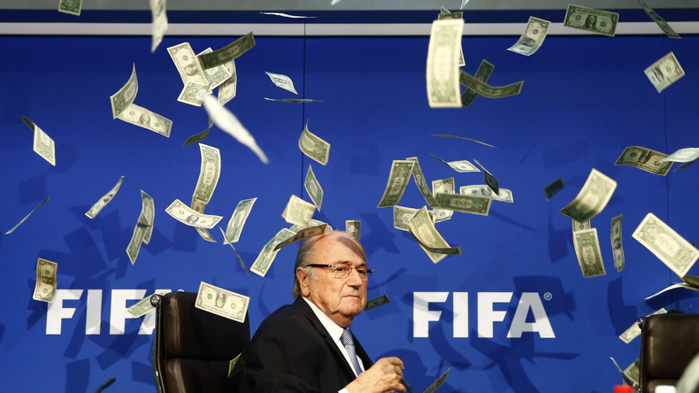 «Sepp, c'est pour la Corée du Nord en 2026», dit un activiste à Blatter en lançant des billets