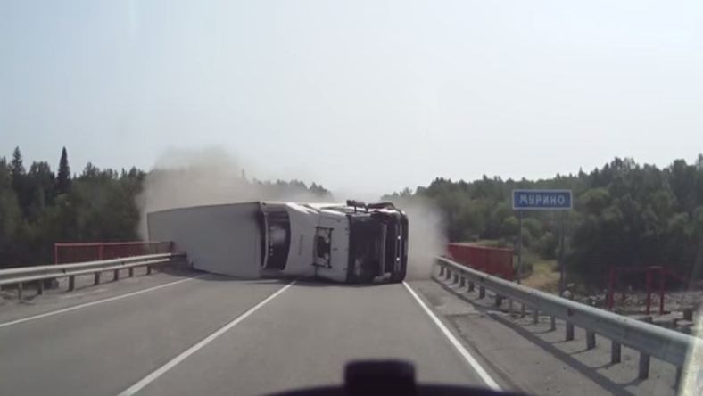 Grosse frayeur lors d’un spectaculaire accident de la route en Russie (VIDEO)