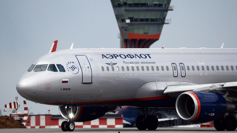 Un pilote d'avion russe appuie sur le champignon pour sauver un enfant malade à bord