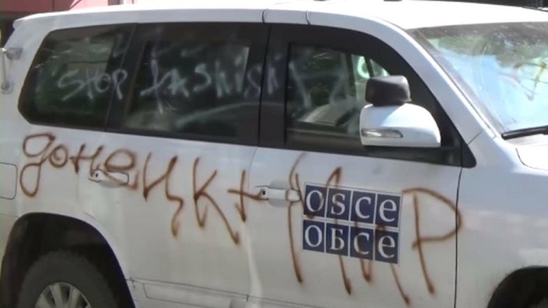 Les manifestants, appelant l’OCSE à plus de transparence, couvrent leurs voitures de graffitis