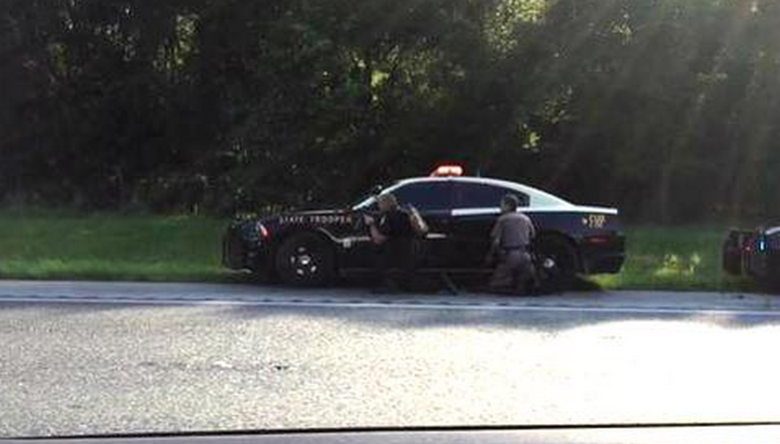 Floride : un individu armé a ouvert le feu sur un policier