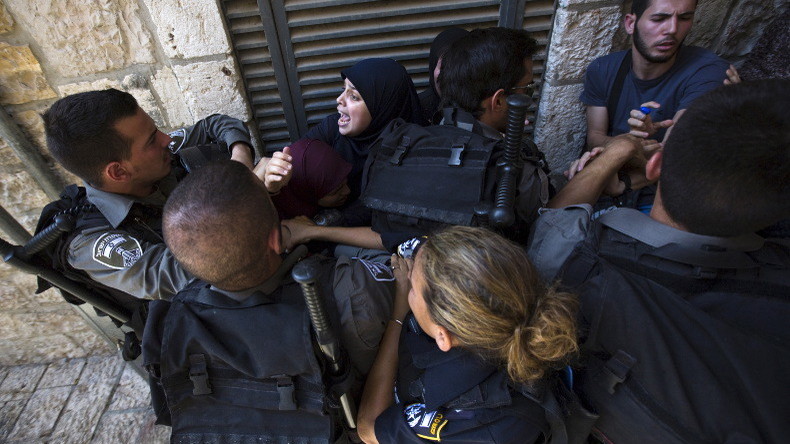 Des policiers israéliens pénètrent dans la mosquée al-Aqsa, heurts avec des Palestiniens (VIDEO)