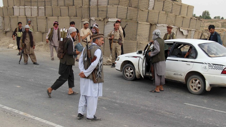 Plus de 100 policiers afghans passent du côté des talibans