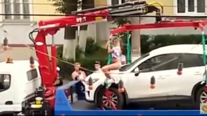 Une Russe s'effeuille en pleine rue pour sauver sa voiture de la fourrière !