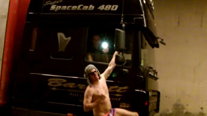 Tunnel Night Fever, un artiste divertit les camionneurs bloqués de l'autre côté de la Manche