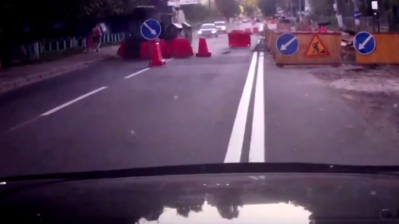 Fast & Furious dans les rues de Kiev : un véhicule blindé fait voler des signaux routiers (VIDEO)