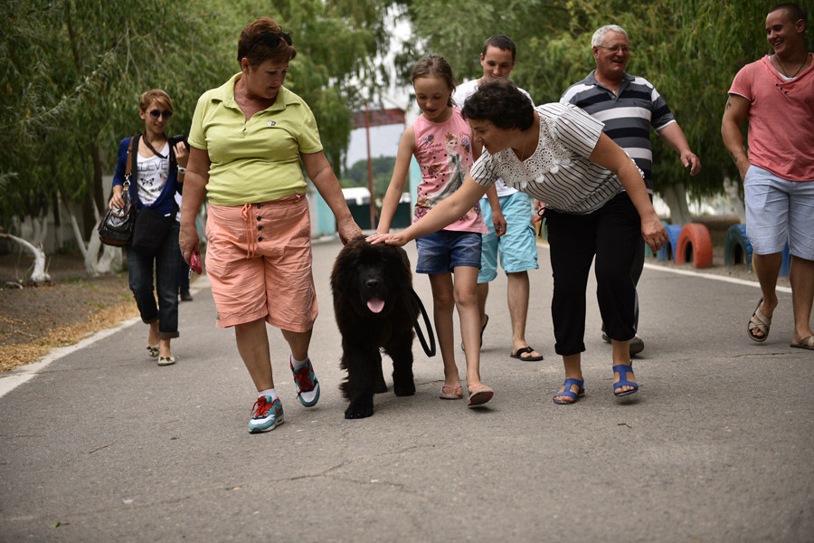 Poutine réalise le rêve d’une jeune Kirghize en lui offrant un chien