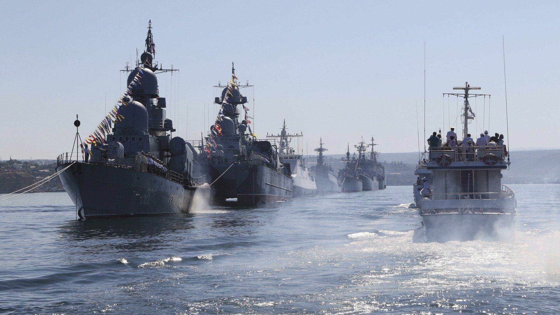 Des bateaux de combat lors de la répétition du défilé de la journée de la Marine à Sébastopol 