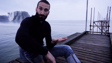 La folie des grandeurs : un italien se prépare à vivre sur un iceberg