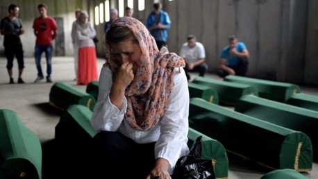 La Bosnie pleure les victimes de Srebrenica identifiées récemment 