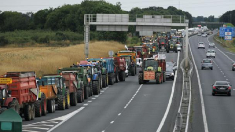 Éleveurs en colère : ils refusent de lever leurs barrages et exigent la venue du ministre