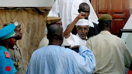 Hissène Habré quittant la Cour de Dakar, lors de sa première comparution