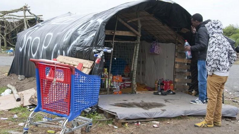 Calais : de la musique et une connexion internet pour regonfler le moral des migrants