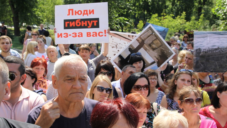 Les habitants de Donetsk en Ukraine, écoeurés, devant le siège de l’OSCE (VIDEO)