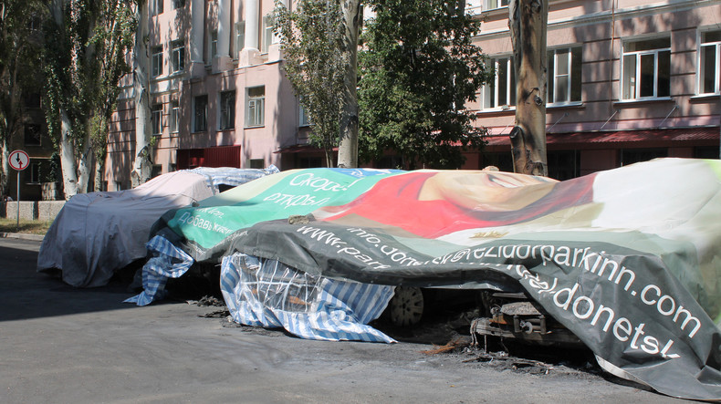 Sept voitures de l’OSCE incendiées à Donetsk, les autorités locales suspectent une diversion