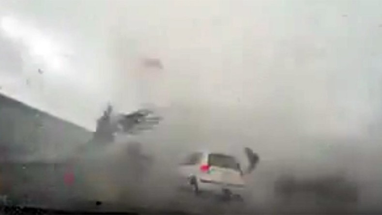 Autant en emporte le vent : un typhon a soufflé une voiture à Taïwan (VIDEO)