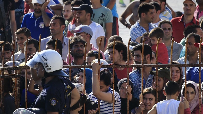 Grèce : un millier de migrants ont été enfermés dans un stade sur l’île de Kos (VIDEO)