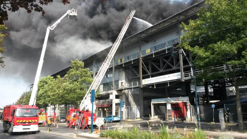 Un incendie fait rage à Pantin, une épaisse fumée assombrit le ciel (PHOTO, VIDEO)