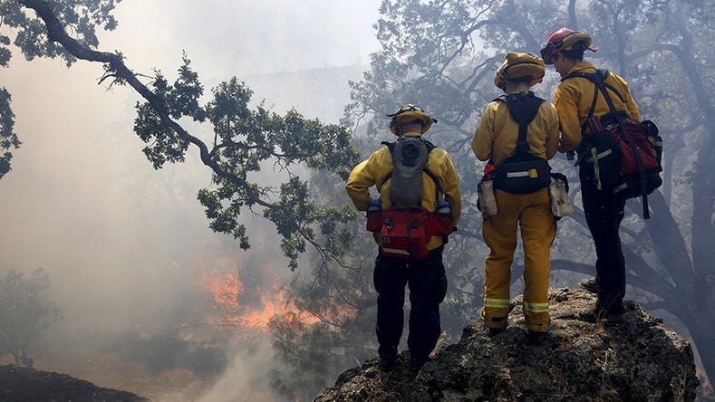 Des prisonniers californiens luttent contre les incendies de forêts pour obtenir une remise de peine