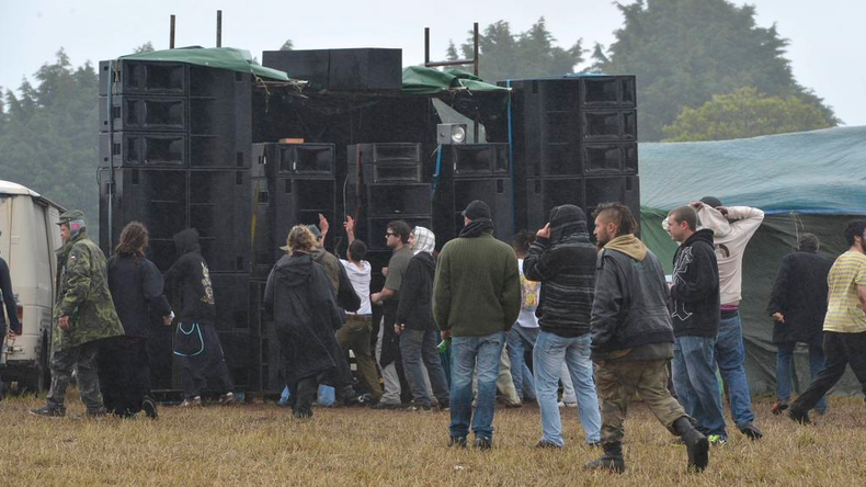 Une rave-party illégale rassemble 8 000 personnes dans l’Hérault