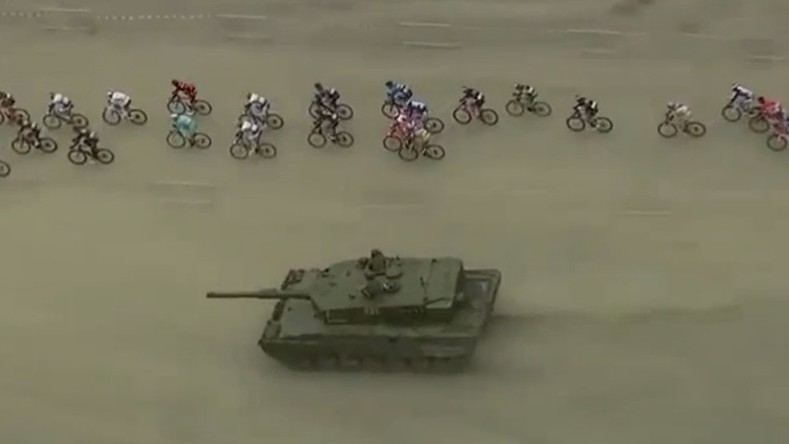 Des athlètes contre l’armée : un char surprend les participants d’une course cycliste en Norvège