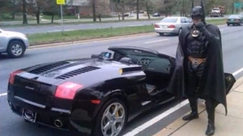 Aux Etats-Unis, Batman meurt dans un accident de la route