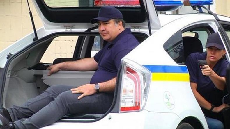 Mikheïl Saakachvili s’entraîne à sauver les gens comme un policier américain (VIDEO)