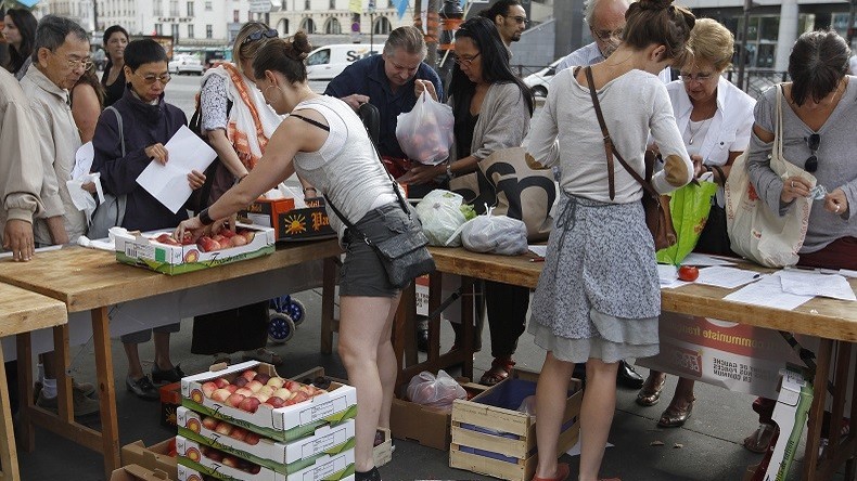 A Paris, des agriculteurs protestent contre l'embargo russe et le «racket» de la grande distribution
