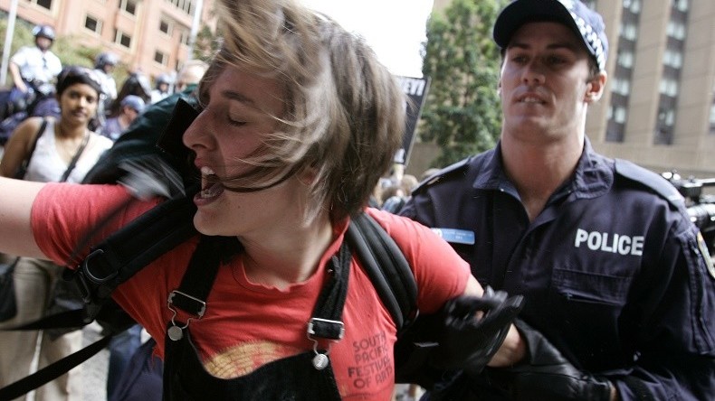 Un policier australien inculpé pour avoir fait fuiter une vidéo-surveillance compromettante
