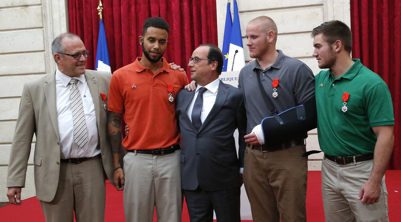 La légion d’honneur sur un polo : les internautes rhabillent Hollande pour l'hiver