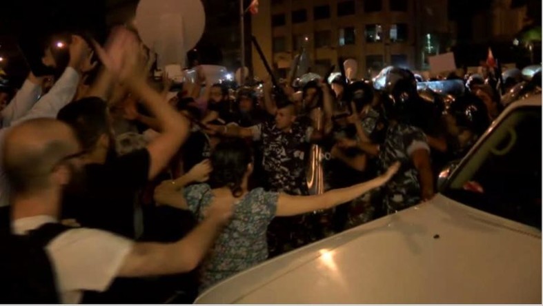 La police et les manifestants s'affrontent de nouveau à Beyrouth (VIDEO)