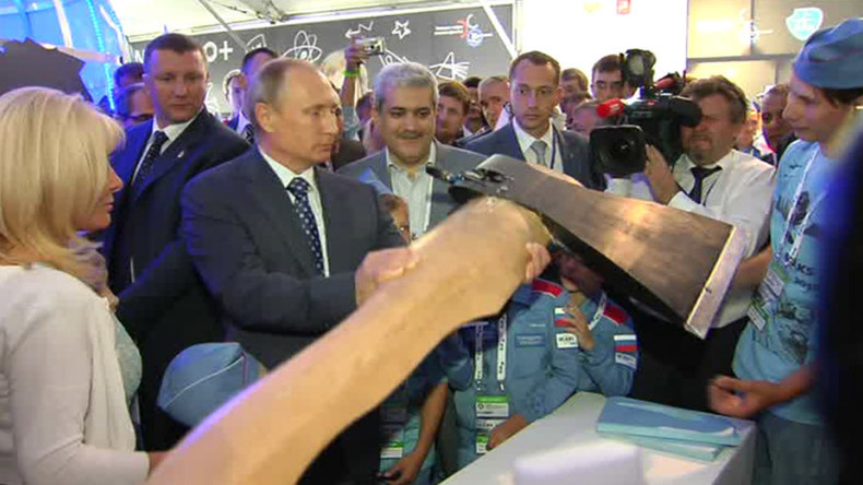 Une hache volante présentée lors d'un salon international aérospatial russe