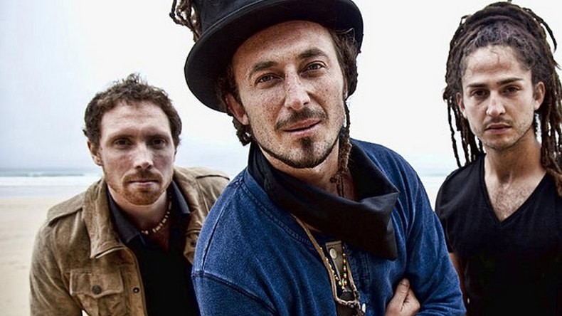 Un groupe rock qui rentrait en Grande-Bretagne retrouve un migrant dans un étui à guitare