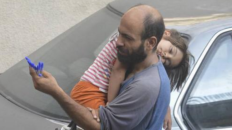 Les photos poignantes d’un réfugié syrien avec sa fille dans les bras récoltent 100 000 euros