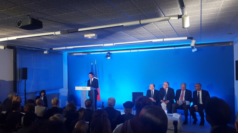 Manuel Valls à Calais annonce la construction d'un campement humanitaire pour 1 500 personnes