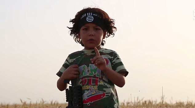 Un petit garçon Yazidi embrigadé par Daesh apprend à haïr son peuple et à décapiter sa mère