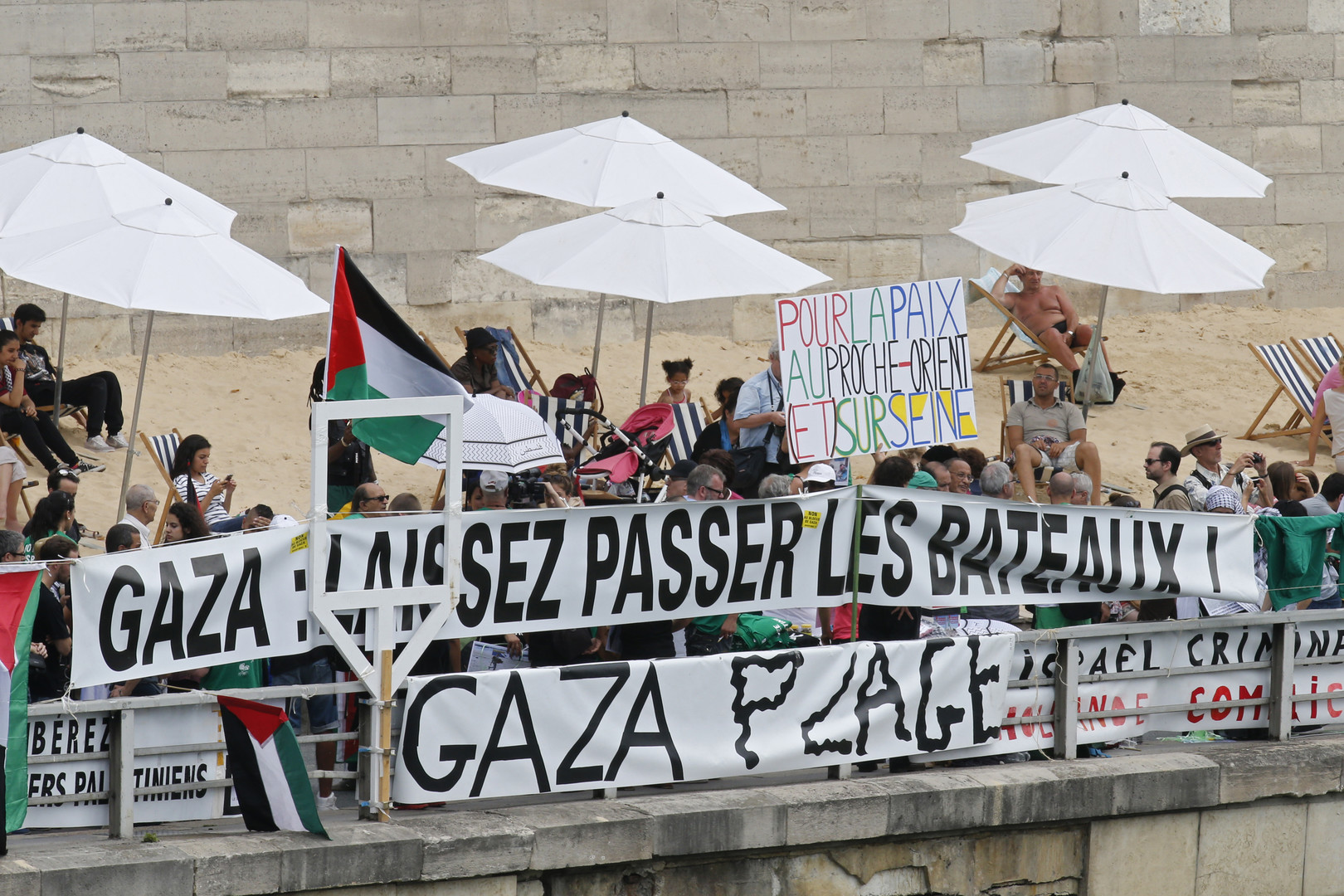 «Gaza: Laissez passer les bateaux», peut-on lire sur des pancartes des membres de l’association Euro Palestine