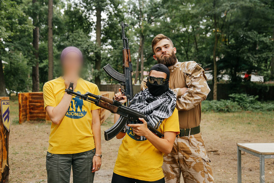 Ukraine : le bataillon néonazi Azov forme désormais des enfants au combat