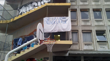 Paris : des migrants créent un centre d'accueil improvisé