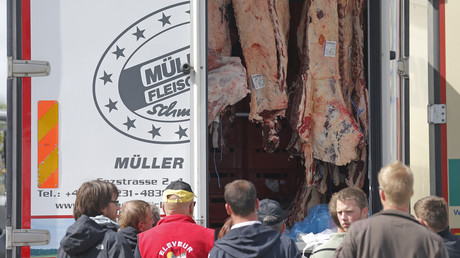 En colère, les éleveurs du Gers saisissent 20 tonnes de viande et la déversent devant la Préfecture