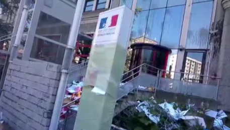 Grenoble, des agriculteurs en colère s'attaquent à un bâtiment admnistratif (VIDEO)