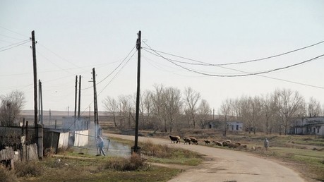 A la recherche d’une vie meilleure, des familles déménagent dans un village fantôme au Kazakhstan