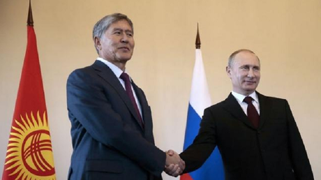 Le président russe Vladimir Poutine et son homologue kirghize, Almazbek Atambaïev.