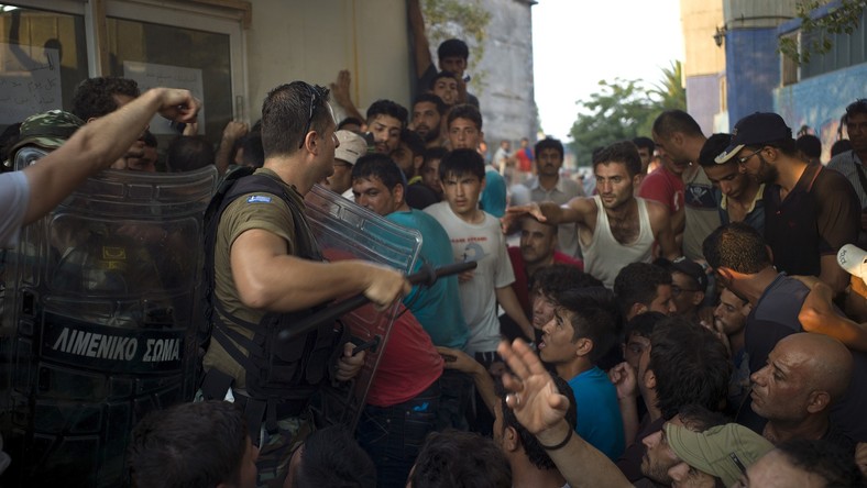Une nouvelle échauffourée entre des migrants et la police a éclaté sur l’île de Lesbos (VIDEO)