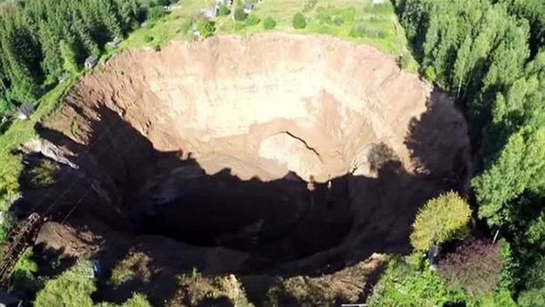 Russie : un énorme gouffre engloutit des maisons près de Perm (PHOTO)
